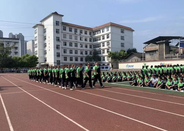 红河州弥勒市竹园中学室外活动